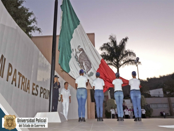 Ceremonia de Izamiento de bandera en la Universidad Policial del Estado de Guerrero.